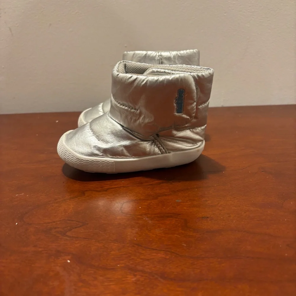 Native Shoes Chamonix Baby Boots in Silver Baby size 4